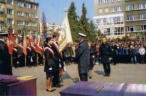 Prezes Zbigniew Pytko przekazuje sztandar młodzieży