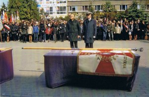 Prezes Zbigniew Pytko przekazuje sztandar młodzieży